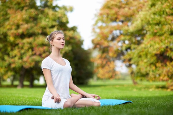 Quels sont les exercices de base pour débuter le yoga à la maison ?